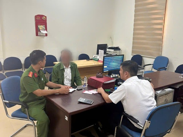 Khách hàng SN 1956 đến Agribank rút sổ tiết kiệm để chuyển tiền đi kèm một nội dung: Cán bộ ngân hàng lập tức báo công an - Ảnh 1.