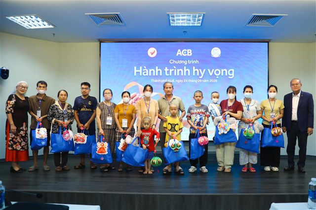 Hành trình Hy vọng đến Huế: ACB trao 500 triệu đồng hỗ trợ bệnh nhi nhân dịp Trung thu - Ảnh 2.
