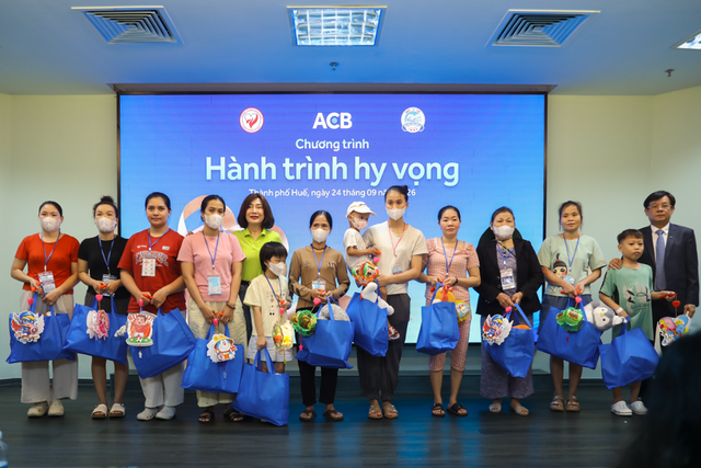 Hành trình Hy vọng đến Huế: ACB trao 500 triệu đồng hỗ trợ bệnh nhi nhân dịp Trung thu - Ảnh 3.
