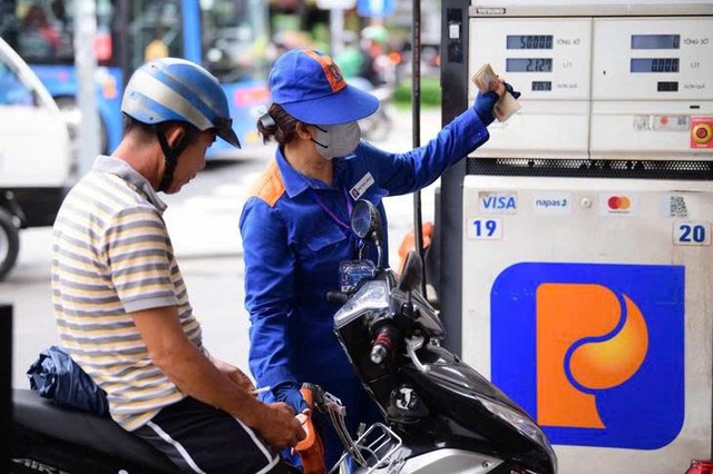 Giá xăng E10 tăng hơn 600 đồng mỗi lít chiều 3/9 - Ảnh 1.