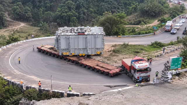 Phát hiện khối kim loại nặng 250 tấn được vận chuyển bằng đoàn xe hộ tống, đi quãng đường gần 2.000 km để thực hiện nhiệm vụ đặc biệt - Ảnh 1.
