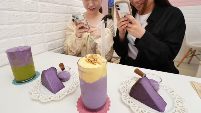 Không phải matcha, một nguyên liệu màu tím đang ‘xâm chiếm’ khắp các quán cà phê, trở thành hiện tượng toàn cầu- Ảnh 1.