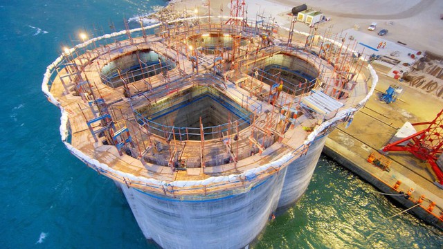 Phát hiện 106 khối bê tông khổng lồ được đánh chìm 35m xuống dưới đáy biển, siêu công trình lá chắn lộ diện - Ảnh 1.
