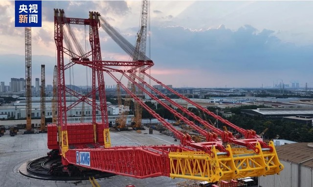 Phát hiện một chiếc cần cẩu khổng lồ có tổng sức nâng 14.000 tấn vừa rời nhà máy, sẵn sàng thực hiện một nhiệm vụ đặc biệt - Ảnh 2.