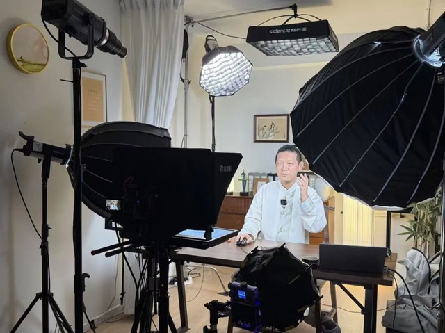 Thiên tài Toán học bỏ tu hành, livestream hơn 10 tiếng mỗi ngày để kiếm sống - Ảnh 2.