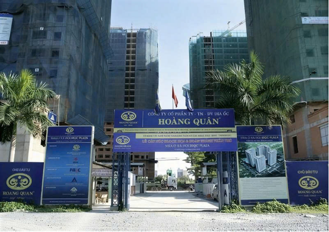 Ngân hàng thông báo thu giữ dự án và 26 nền đất liên quan Địa ốc Hoàng Quân để xử lý nợ - Ảnh 1.