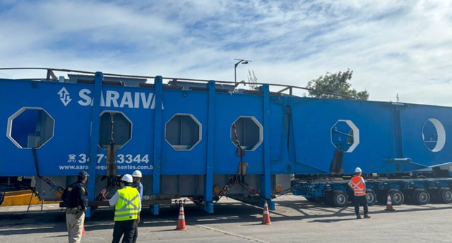 Phát hiện một thiết bị nặng 250 tấn được đoàn xe hộ tống, di chuyển trong 5 ngày để hoàn thành nhiệm vụ đặc biệt - Ảnh 1.