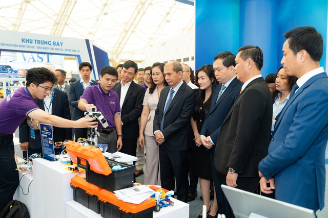 Xe điện, robot, AI, bán dẫn cùng "đổ bộ" Hà Nội: Bên trong triển lãm hơn 2.000 gian hàng phủ kín 70.000m2 - Ảnh 4.