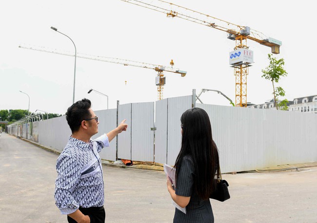 Dù đã có biệt thự 2.000m2 tại Mỹ, nhà phố cổ nhưng Bằng Kiều vẫn “tất tay” mua một lúc 3 căn chung cư Hà Nội, tên chủ đầu tư càng khiến nhiều người ngỡ ngàng- Ảnh 1. Dù đã có biệt thự 2.000m2 tại Mỹ, nhà phố cổ nhưng Bằng Kiều vẫn “tất tay” mua một lúc 3 căn chung cư Hà Nội, tên chủ đầu tư càng khiến nhiều người ngỡ ngàng- Ảnh 1.