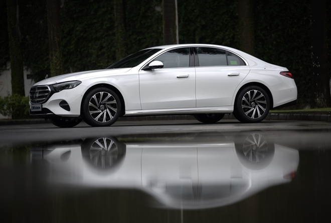 Mercedes-Benz E-Class 2025 chính thức ra mắt tại Việt Nam: Lột xác từ trong ra ngoài, giá 2,45- 3,2 tỷ đồng - Ảnh 4.