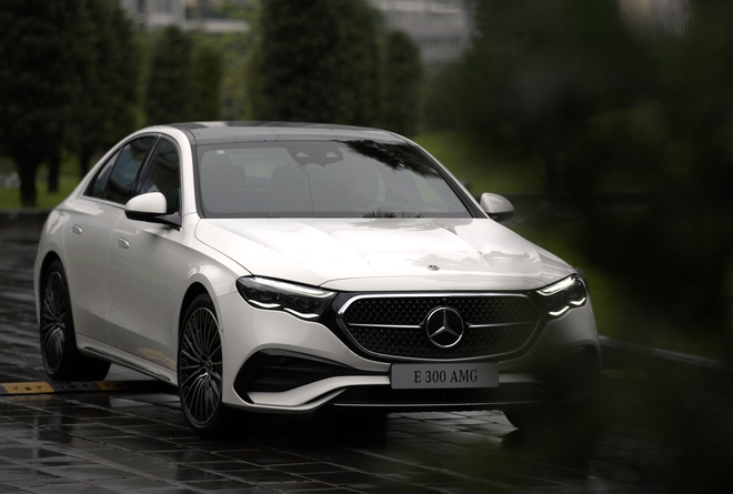 Mercedes-Benz E-Class 2025 chính thức ra mắt tại Việt Nam: Lột xác từ trong ra ngoài, giá 2,45- 3,2 tỷ đồng - Ảnh 8.