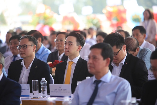 Con trai của tỷ phú Phạm Nhật Vượng xuất hiện tại lễ khởi công siêu đô thị lấn biển lớn nhất Việt Nam: 25 tuổi là CEO công ty cho thuê xe số một tại Việt Nam, là cổ đông lớn của công ty năng lượng vừa thành lập- Ảnh 3. Con trai của tỷ phú Phạm Nhật Vượng xuất hiện tại lễ khởi công siêu đô thị lấn biển lớn nhất Việt Nam: 25 tuổi là CEO công ty cho thuê xe số một tại Việt Nam, là cổ đông lớn của công ty năng lượng vừa thành lập- Ảnh 3.