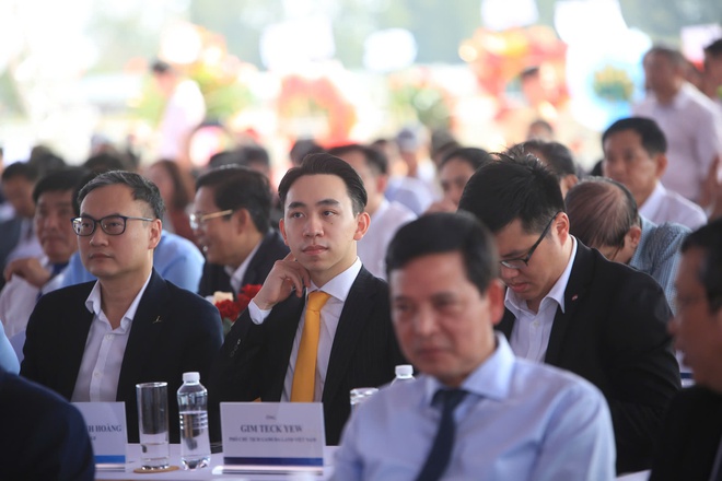 Con trai của tỷ phú Phạm Nhật Vượng xuất hiện tại lễ khởi công siêu đô thị lấn biển lớn nhất Việt Nam: 25 tuổi là CEO công ty cho thuê xe số một tại Việt Nam, là cổ đông lớn của công ty năng lượng vừa thành lập- Ảnh 2. Con trai của tỷ phú Phạm Nhật Vượng xuất hiện tại lễ khởi công siêu đô thị lấn biển lớn nhất Việt Nam: 25 tuổi là CEO công ty cho thuê xe số một tại Việt Nam, là cổ đông lớn của công ty năng lượng vừa thành lập- Ảnh 2.