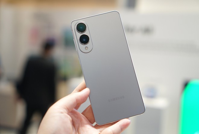 Cận cảnh smartphone mỏng 5,8 mm, giá bán 30 triệu đồng từ Samsung - Ảnh 3.