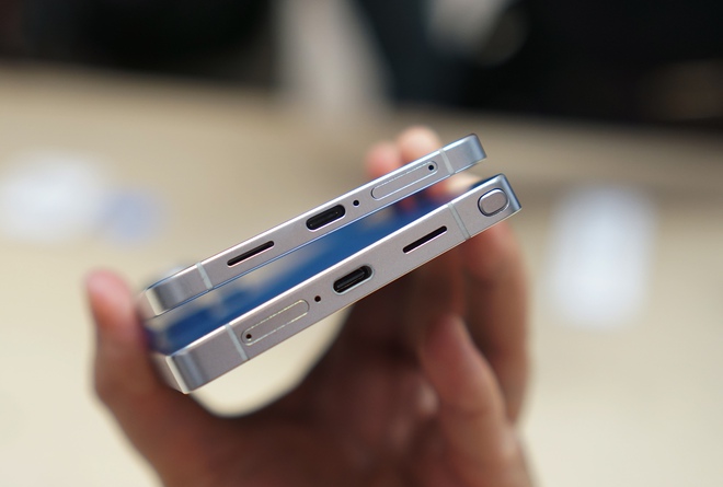 Cận cảnh smartphone mỏng 5,8 mm, giá bán 30 triệu đồng từ Samsung - Ảnh 10.