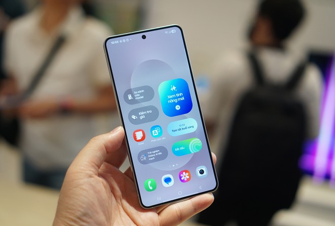 Cận cảnh smartphone mỏng 5,8 mm, giá bán 30 triệu đồng từ Samsung - Ảnh 2.