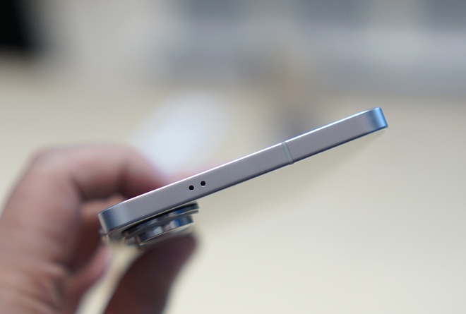 Cận cảnh smartphone mỏng 5,8 mm, giá bán 30 triệu đồng từ Samsung - Ảnh 7.
