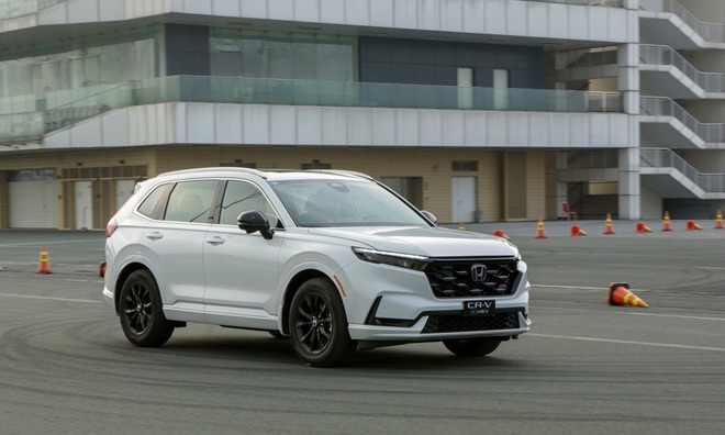So sánh Hyundai Santa Fe sau khuyến mại và Honda CR-V: Ngang giá, lệch phân khúc - Ảnh 2.