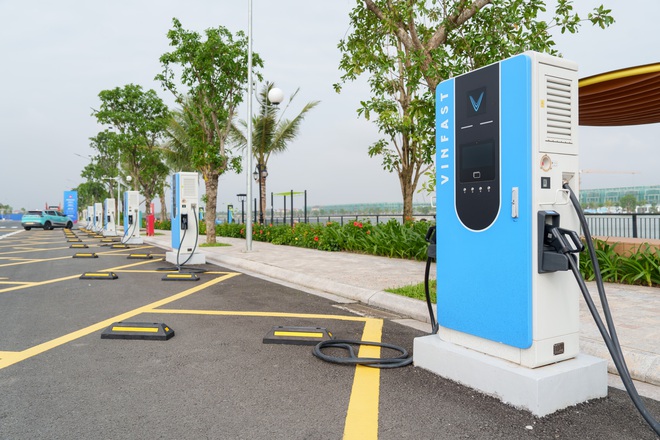 Ông Phạm Nhật Vượng vừa đưa vào vận hành trạm sạc xe điện lớn nhất Việt Nam: Tổng cộng gần 1.200 cổng sạc, toạ lạc ở công trình top 10 thế giới - Ảnh 1.