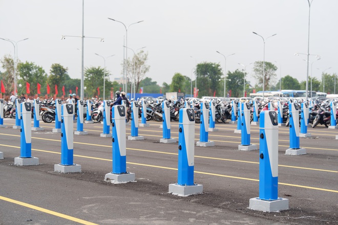 Ông Phạm Nhật Vượng vừa đưa vào vận hành trạm sạc xe điện lớn nhất Việt Nam: Tổng cộng gần 1.200 cổng sạc, toạ lạc ở công trình top 10 thế giới - Ảnh 2.