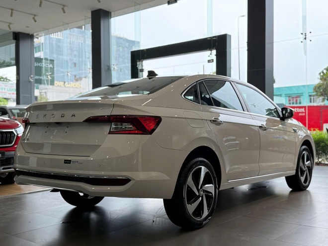 Một mẫu sedan cỡ B vừa ra mắt tại Việt Nam: Xe châu Âu, lắp ráp trong nước, giá thấp nhất 421 triệu đồng để đấu Toyota Vios, Honda City - Ảnh 4.