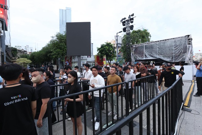 Khách hàng Việt thức xuyên đêm, dậy sớm xếp hàng chờ mua iPhone 17 mới - Ảnh 6.