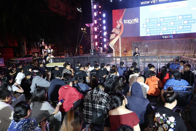 Khách hàng Việt thức xuyên đêm, dậy sớm xếp hàng chờ mua iPhone 17 mới - Ảnh 5.