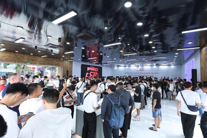 Khách hàng Việt thức xuyên đêm, dậy sớm xếp hàng chờ mua iPhone 17 mới - Ảnh 2.