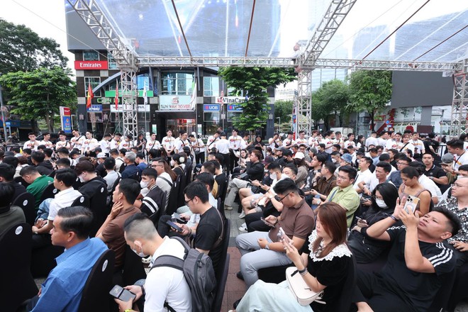 Khách hàng Việt thức xuyên đêm, dậy sớm xếp hàng chờ mua iPhone 17 mới - Ảnh 3.