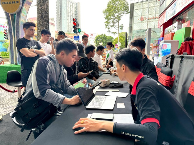 Khách hàng Việt thức xuyên đêm, dậy sớm xếp hàng chờ mua iPhone 17 mới - Ảnh 10.