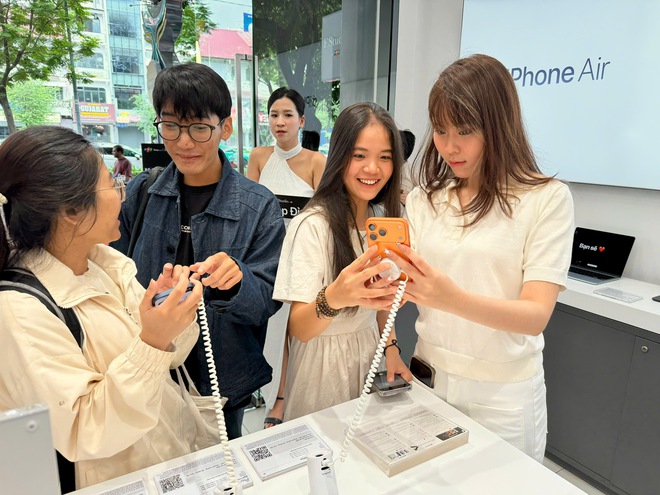 iPhone 17 chính thức mở bán tại Việt Nam, hàng nghìn máy bàn giao cho khách sáng ngày 19/9 - Ảnh 3.