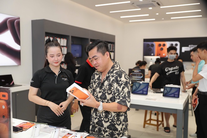 iPhone 17 chính thức mở bán tại Việt Nam, hàng nghìn máy bàn giao cho khách sáng ngày 19/9 - Ảnh 5.