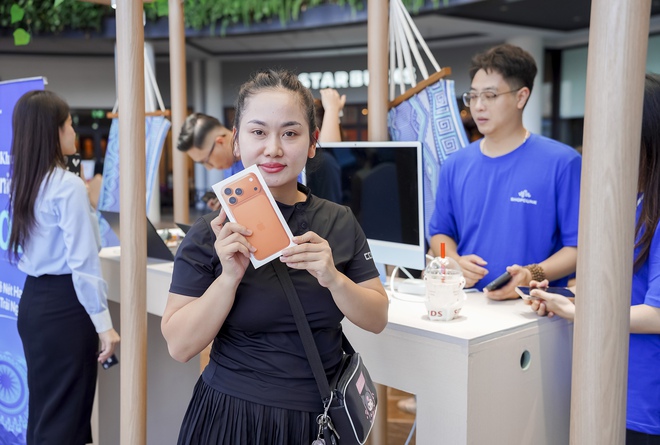 iPhone 17 chính thức mở bán tại Việt Nam, hàng nghìn máy bàn giao cho khách sáng ngày 19/9 - Ảnh 4.