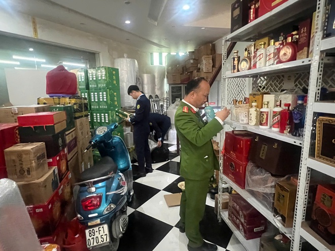 Đột xuất kiểm tra các hộ kinh doanh: Phát hiện nhiều sai phạm nghiêm trọng, có cơ sở bị phạt gần 100 triệu đồng- Ảnh 4.