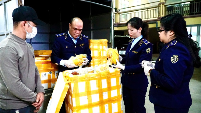 Đột xuất kiểm tra, phát hiện điều bất thường trong một xe tải - Ảnh 1.