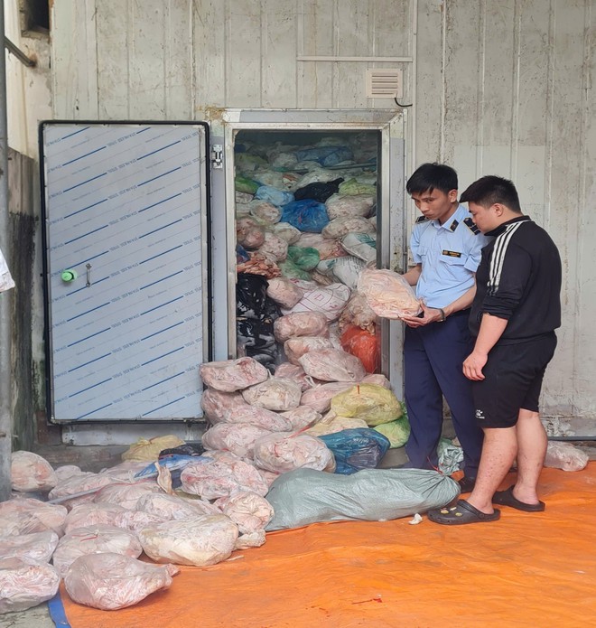 Đột xuất kiểm tra nhiều điểm kinh doanh trên cả nước: Hàng loạt vi phạm phơi bày, tịch thu, tiêu hủy hàng nghìn sản phẩm - Ảnh 3.