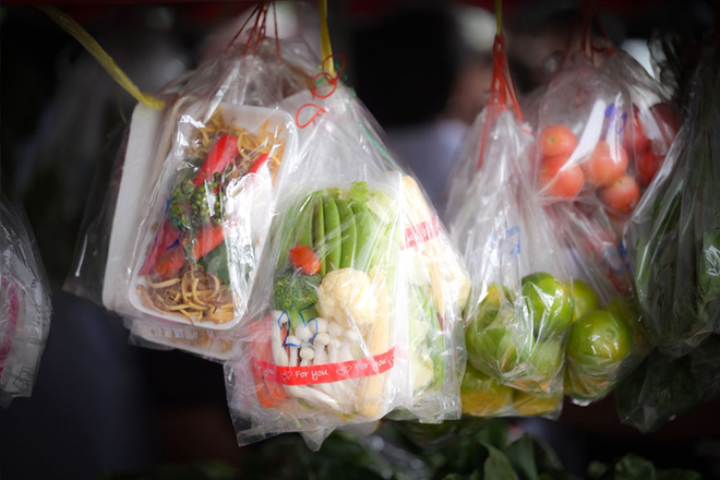 Thủ tướng Thái Lan bất ngờ lái xe ba bánh bán rong: Hơn 4 triệu hộ gia đình sắp được mua hàng giá rẻ  - Ảnh 3.