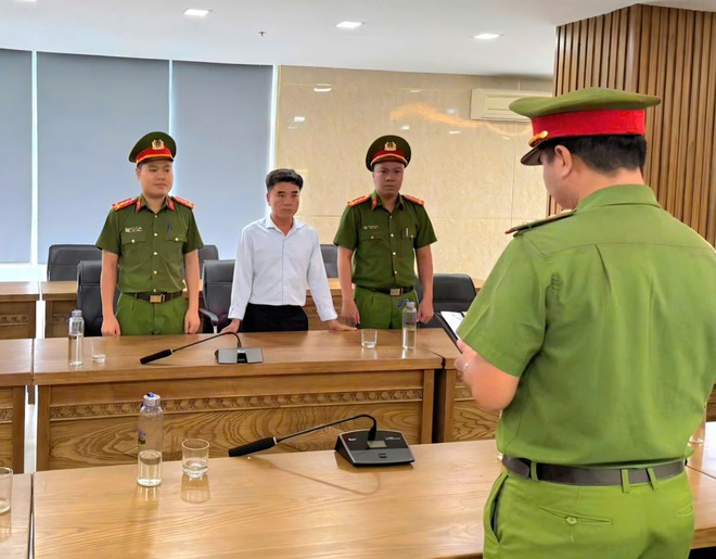Đột kích xưởng sản xuất, công an phát hiện gần 11.000 hũ yến sào giả chuẩn bị tung ra thị trường - Ảnh 3.