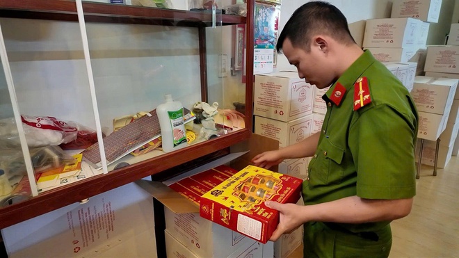 Đột kích xưởng sản xuất, công an phát hiện gần 11.000 hũ yến sào giả chuẩn bị tung ra thị trường - Ảnh 5.