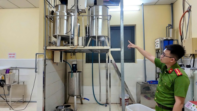Đột kích xưởng sản xuất, công an phát hiện gần 11.000 hũ yến sào giả chuẩn bị tung ra thị trường - Ảnh 4.