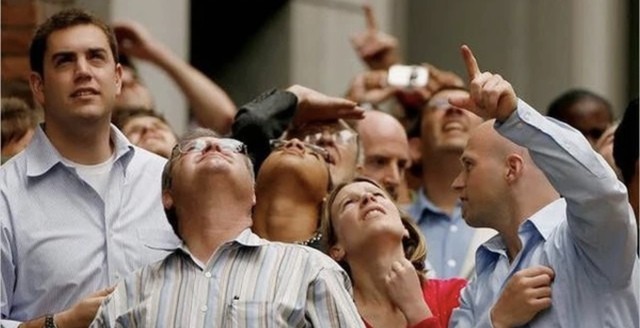 VN-Index liên tiếp vượt 1.100 điểm, nhà đầu tư nên hành động ra sao?  - Ảnh 1.