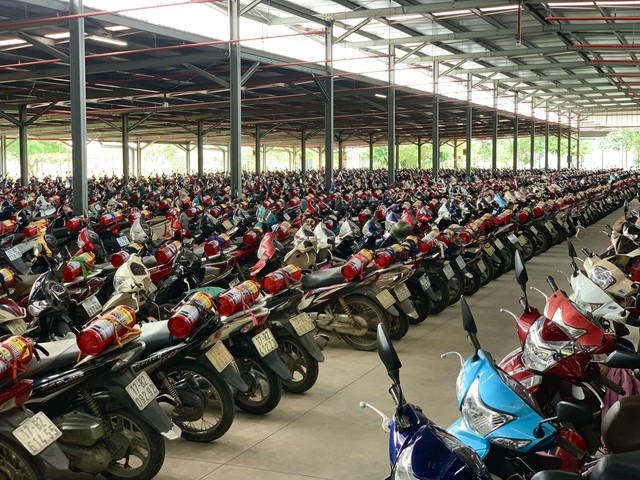 Công ty may chi tiền tỷ tặng 17.000 bình chữa cháy, buộc sẵn trên xe nhân viên: Nhận đơn hàng không lợi nhuận, giữ thu nhập công nhân gần 10 triệu đồng/tháng - Ảnh 1. Công ty may chi tiền tỷ tặng 17.000 bình chữa cháy, buộc sẵn trên xe nhân viên: Nhận đơn hàng không lợi nhuận, giữ thu nhập công nhân gần 10 triệu đồng/tháng - Ảnh 1.