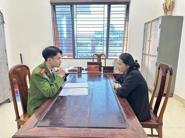 Nữ 10X lừa đảo gần 1 tỷ đồng chỉ bằng chiêu thức khi chuyển khoản cố ý nhập thiếu một số
- Ảnh 1. Nữ 10X lừa đảo gần 1 tỷ đồng chỉ bằng chiêu thức khi chuyển khoản cố ý nhập thiếu một số
- Ảnh 1.