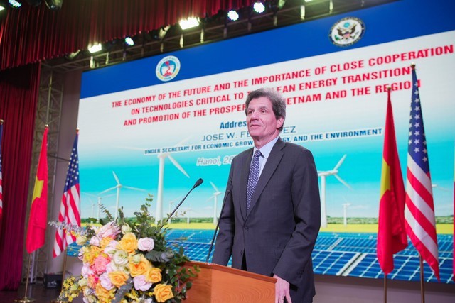 Thứ trưởng Ngoại giao Hoa Kỳ: "Việt Nam là một trong những quốc gia tiềm năng đầu tiên có thể hưởng lợi từ quỹ viện trợ Đạo luật CHIPS" - Ảnh 1. Thứ trưởng Ngoại giao Hoa Kỳ: "Việt Nam là một trong những quốc gia tiềm năng đầu tiên có thể hưởng lợi từ quỹ viện trợ Đạo luật CHIPS" - Ảnh 1.