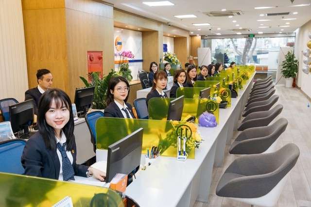 Tổng giám đốc nghỉ việc đi chữa bệnh, SHS bổ nhiệm "thuyền trưởng" mới - Ảnh 3. Tổng giám đốc nghỉ việc đi chữa bệnh, SHS bổ nhiệm "thuyền trưởng" mới - Ảnh 3.