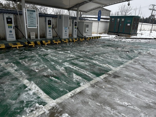 Trước và sau Tết là ‘ác mộng’ của người đi ô tô điện bên xứ Trung - Ảnh 2. Trước và sau Tết là ‘ác mộng’ của người đi ô tô điện bên xứ Trung - Ảnh 2.