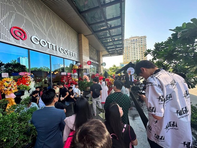 Cùng công thức nhượng quyền và được các "ông trùm" F&B hậu thuẫn, liệu chuỗi cà phê đình đám xứ Trung có trở thành "thế lực" tại Việt Nam như Mixue? - Ảnh 1.