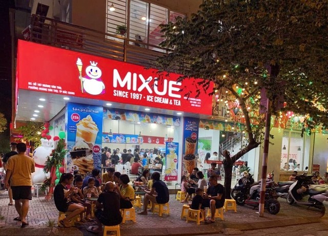 Cùng công thức nhượng quyền và được các "ông trùm" F&B hậu thuẫn, liệu chuỗi cà phê đình đám xứ Trung có trở thành "thế lực" tại Việt Nam như Mixue? - Ảnh 3.