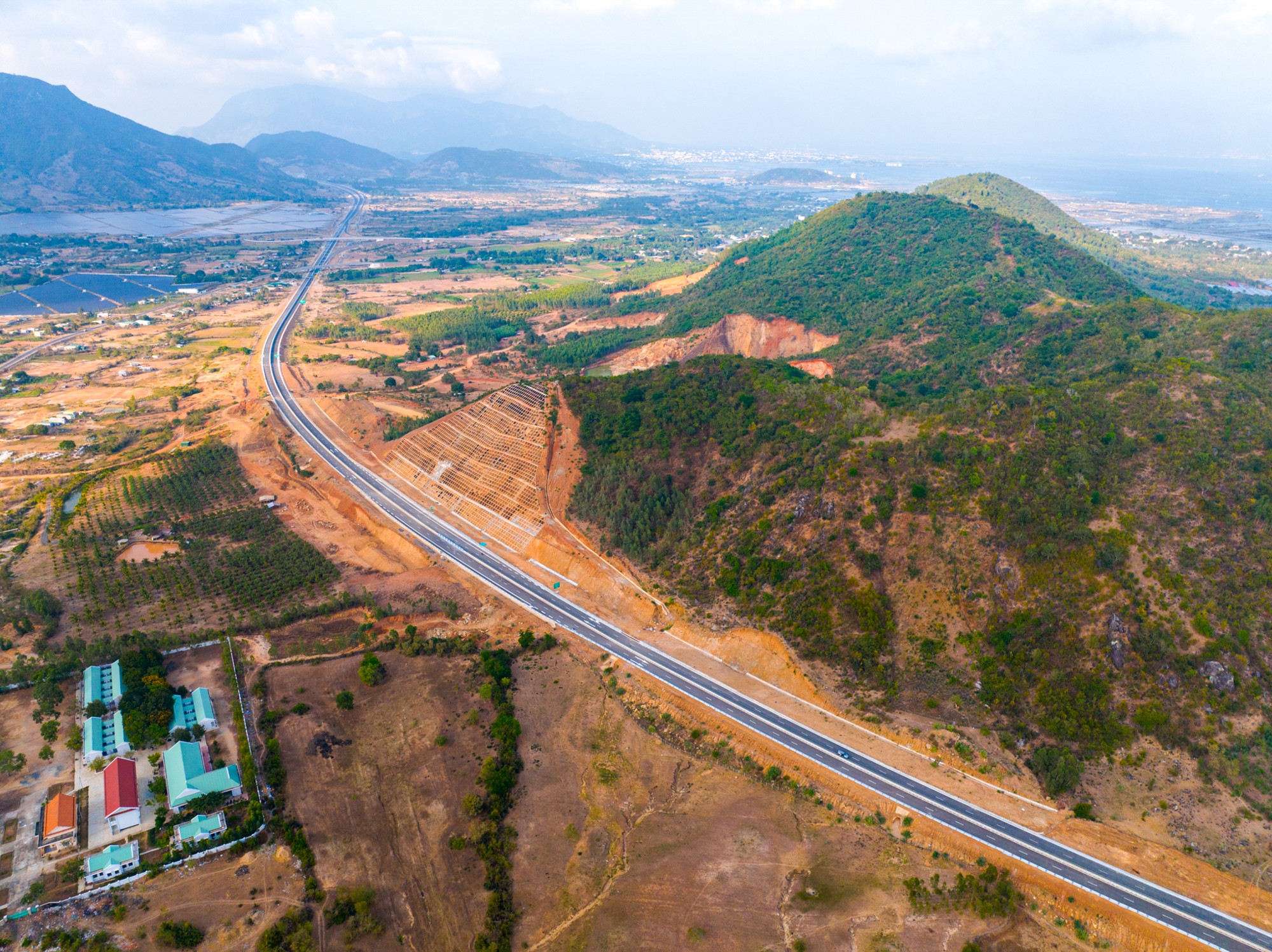 Cao tốc 9.000 tỷ sẽ thông xe trong tháng 4 giúp du khách chiều tắm biển Nha Trang, tối về TP.HCM ngủ- Ảnh 14.