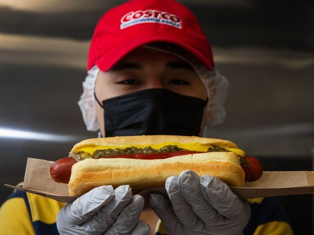 Lỗ hơn 7,4 nghìn tỷ mỗi năm để ‘câu khách’: Chiêu trò bán hàng đằng sau chiếc hotdog giá 37 nghìn đồng suốt 40 năm của chuỗi siêu thị nổi tiếng - Ảnh 2. Lỗ hơn 7,4 nghìn tỷ mỗi năm để ‘câu khách’: Chiêu trò bán hàng đằng sau chiếc hotdog giá 37 nghìn đồng suốt 40 năm của chuỗi siêu thị nổi tiếng - Ảnh 2.